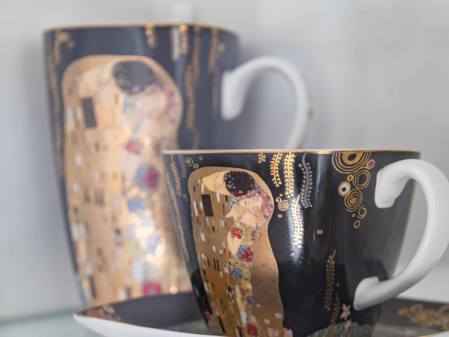 Goebel Klimt Az ölelés fekete teáscsésze és pohár készlet aranyozott díszítéssel